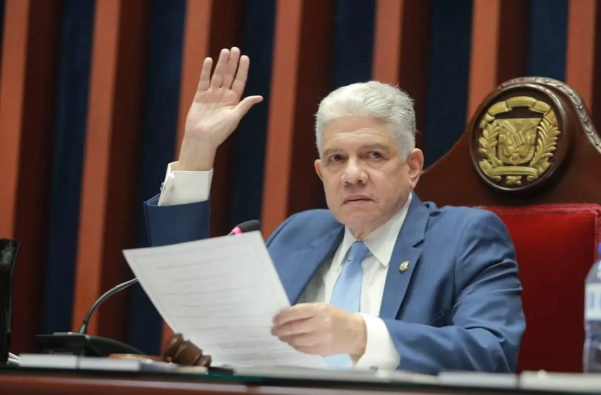 Eduardo-Estrella-seguiria-como-presidente-del-Senado