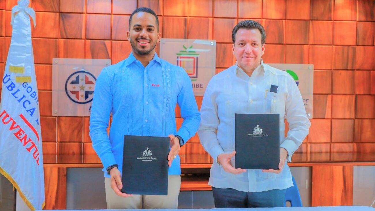 Ministerio de la Juventud y Unicaribe firman convenio para beneficiar estudiantes en condiciones de vulnerabilidad 2 (2) (1)