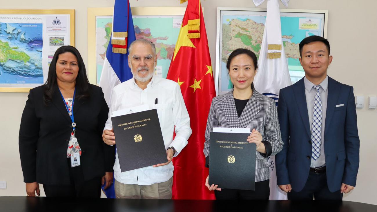 Foto 1. Miguel Ceara Hatto junto a la diplomática china y representantes de ambas entidades.