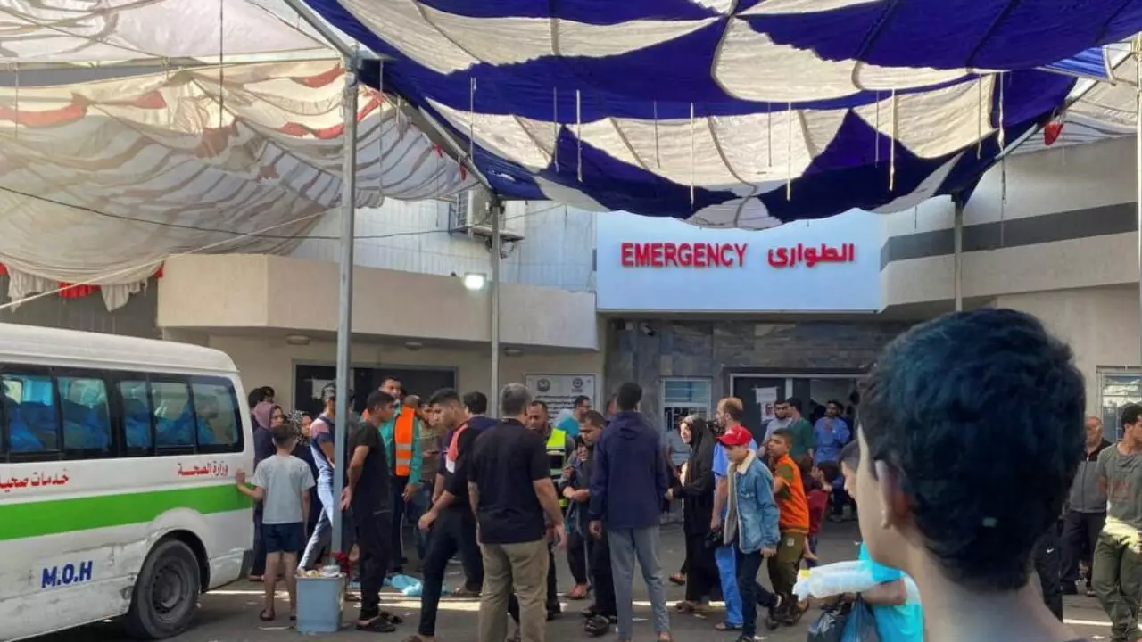Emiratos-comienza-a-trasladar-un-hospital-de-campana-al-sur-de-Gaza-desde-Egipto