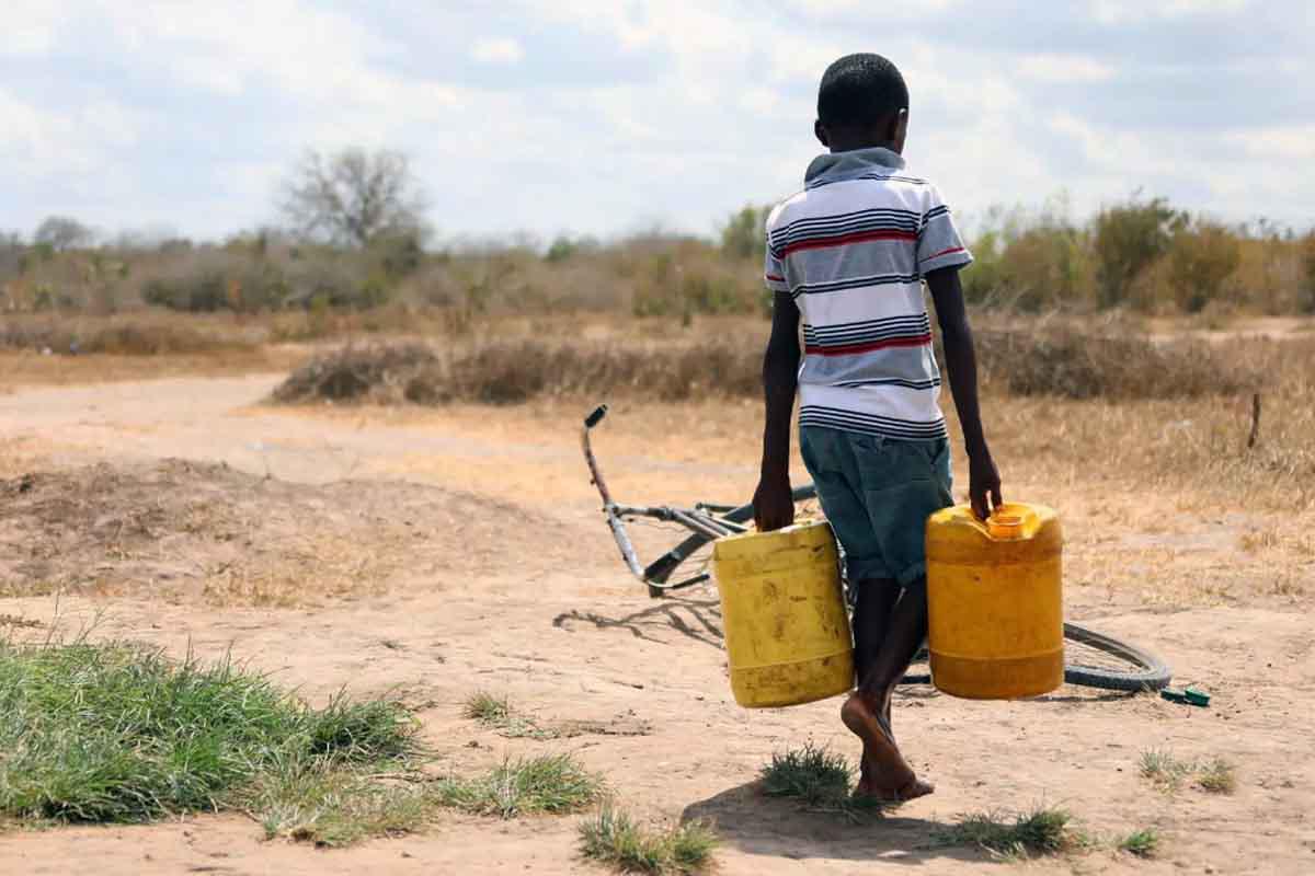 un-nino-transporta-bidones-de-agua-en-el-condado-de-kifili-en-kenia