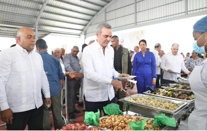 El-presidente-Luis-Abinader-durante-un-almuerzo-en-Santiago-este-25-de-noviembre-2022