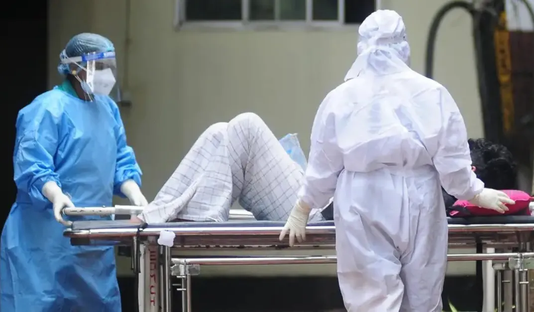 Un-paciente-con-el-virus-Nipah-es-trasladado-en-un-hospital-de-Kerala-India-en-septiembre-de-2023