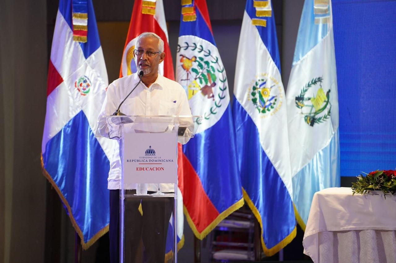 thumbnail_En la apertura del Foro Escuelas Seguras SICA