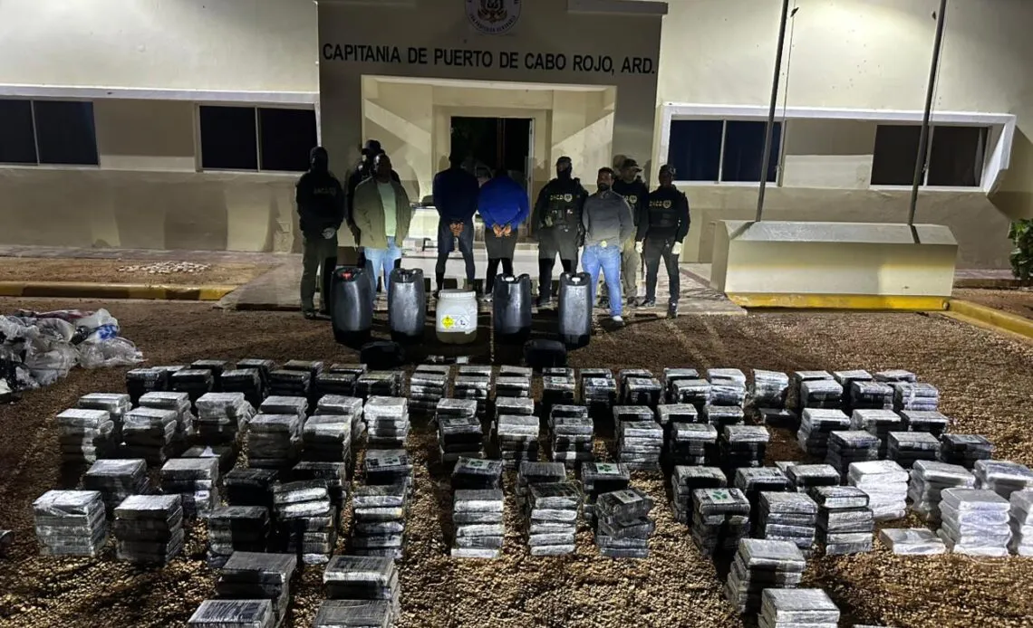Apresan-dos-hombres-con-cargamento-de-484-paquetes-de-presunta-cocaina-1140x694