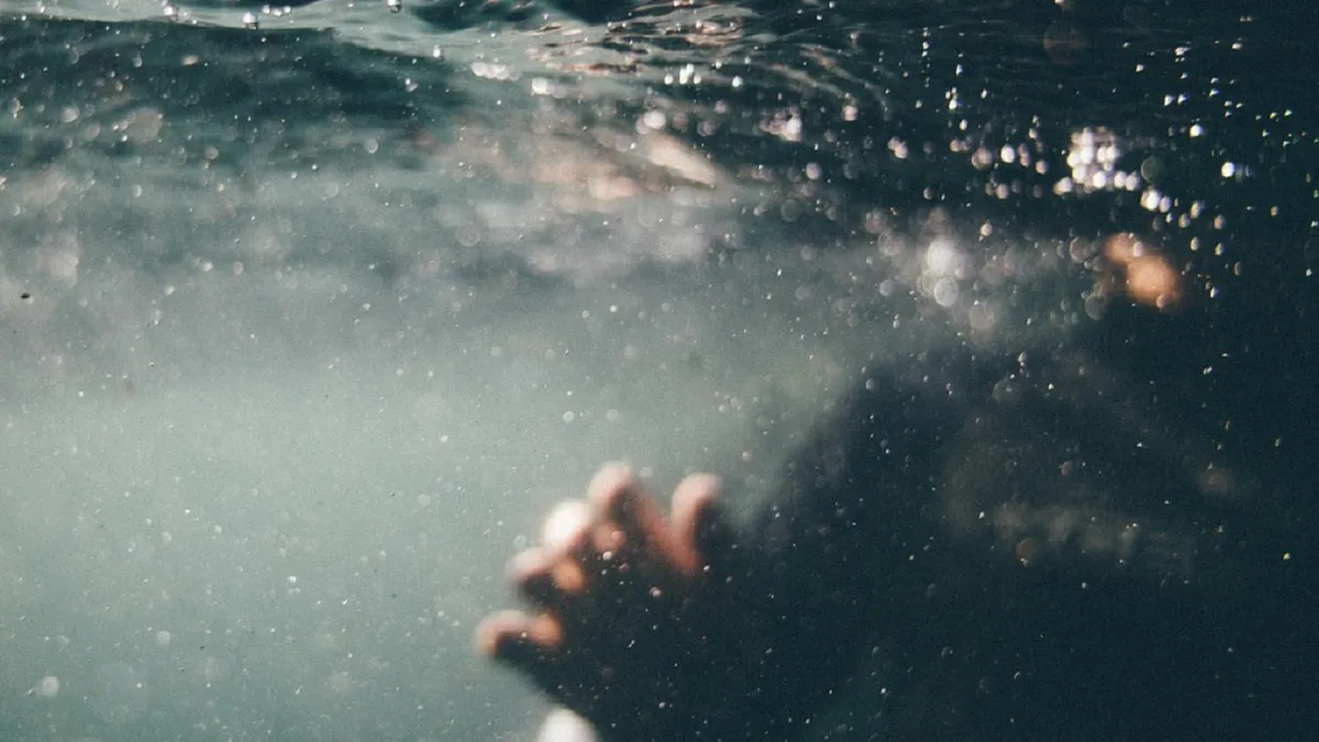 hombre-bajo-agua-piscina-pixabayjpg