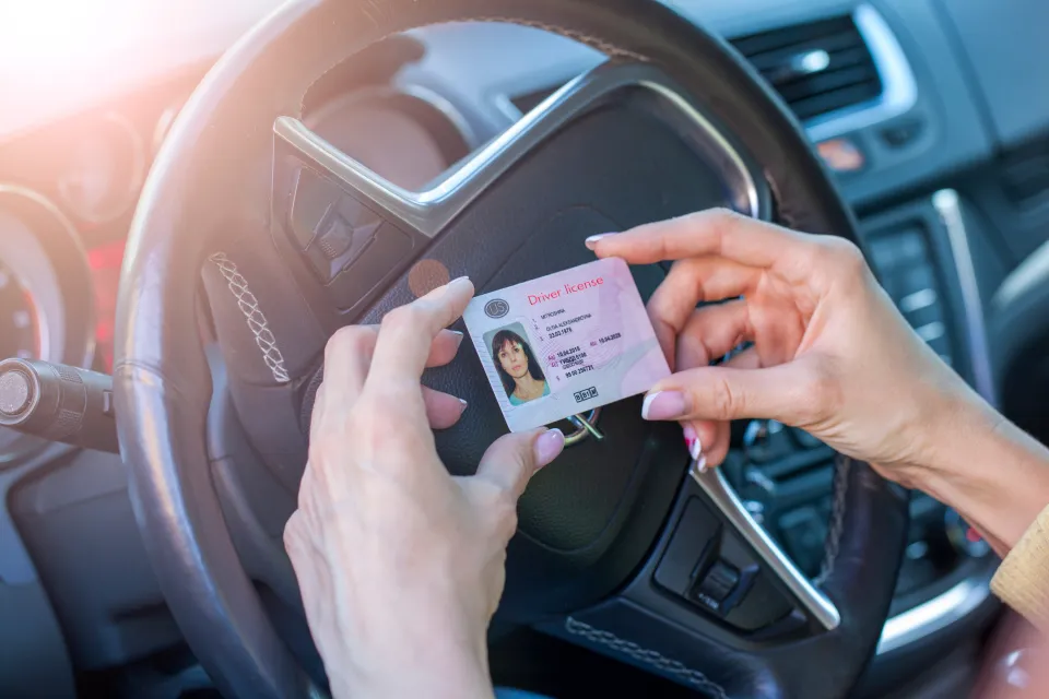 Mujer-en-Reino-Unido-pasa-examen-de-conducir-tras-960-intentos-shutterstock_1746486095