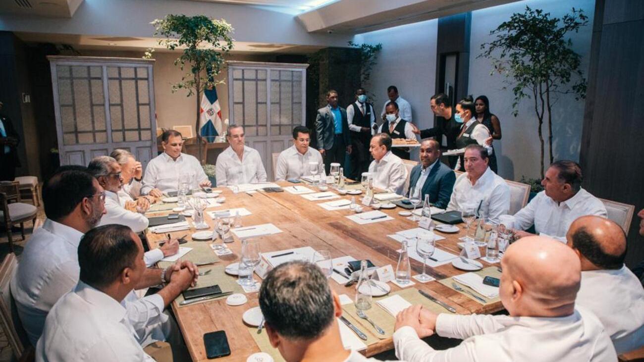 Presidente Abinader se reúne con representantes de líneas aéreas nacionales (1)