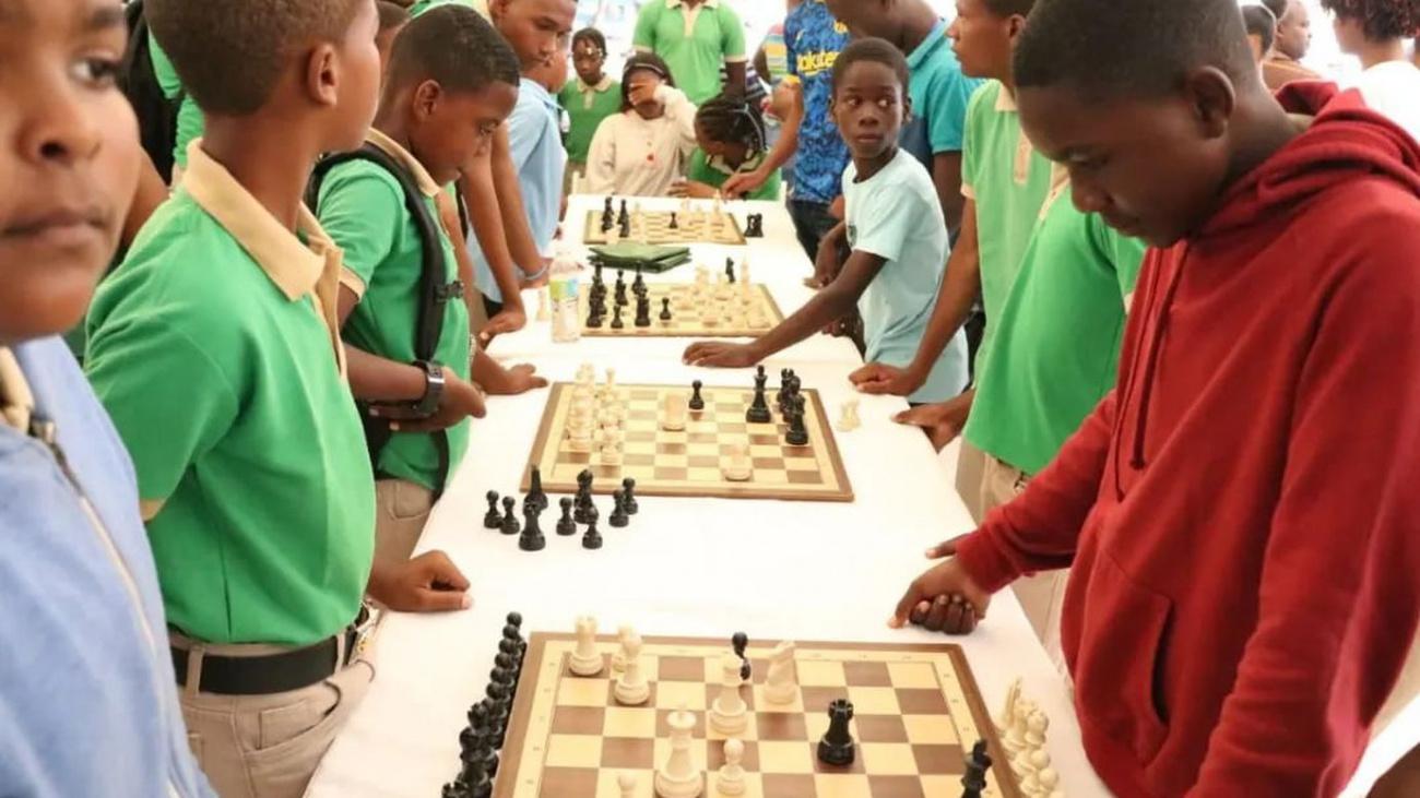 PIE niños jugando ajedrez La Romana (1)