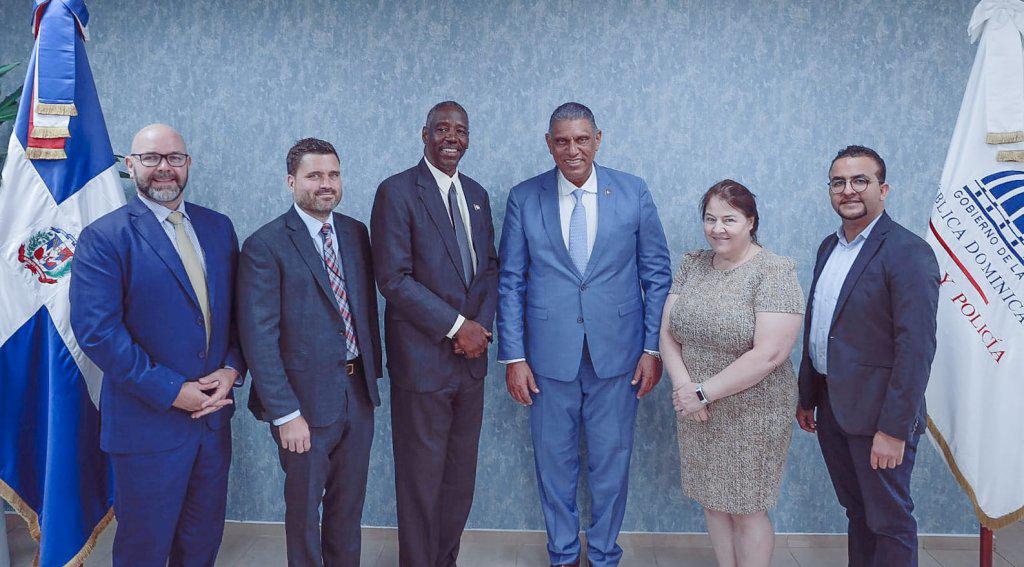 vasquez-martinez-con-miembros-mision-diplomatica-de-estados-unidos-en-rd-1024x567