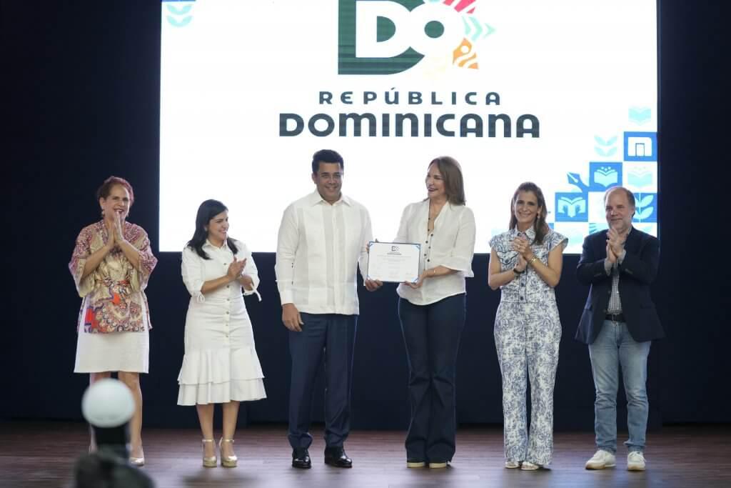 david-collado-ligia-bonetti-y-biviana-riveiro-entregaron-la-certificacion-a-la-ministra-milagros-german-quien-estuvo-acompanada-por-angela-hernandez-y-joan-ferrer-1024x683