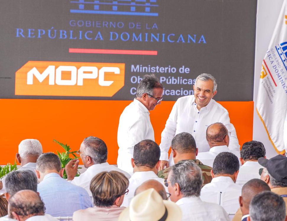 DIRECTOR-DEL-INESPRE-AOMPANA-AL-PRESIDENTE-ABINADER-EN-INAUGURACION-DE-OBRAS-EN-SANTIAGO-9