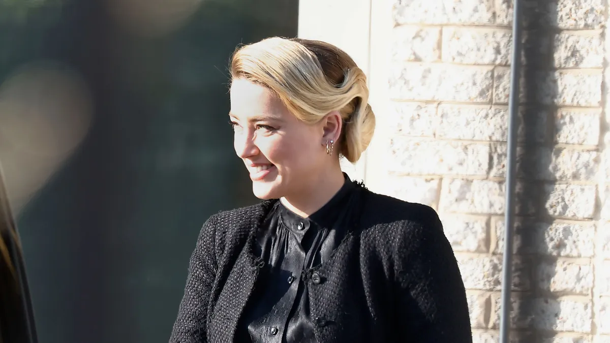 la-nueva-identidad-de-amber-heard-vive-en-un-pueblo-de-mallorca-y-utiliza-otro-nombre_ad5d