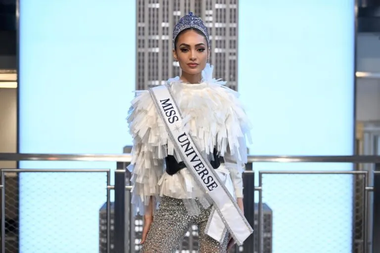 RBonney-Gabriel-renuncio-a-su-corona-como-Miss-USA