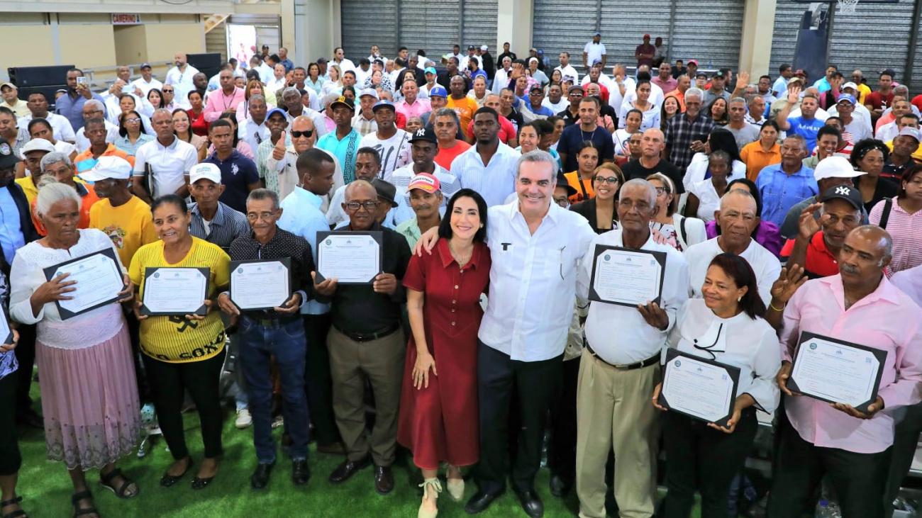 Entrega de Títulos en Azua