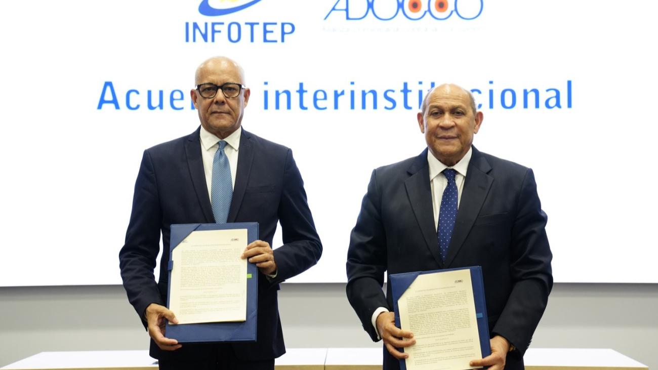 Rafael Santos Badía y Julio César de la Rosa Tiburcio, en la firma del acuerdo
