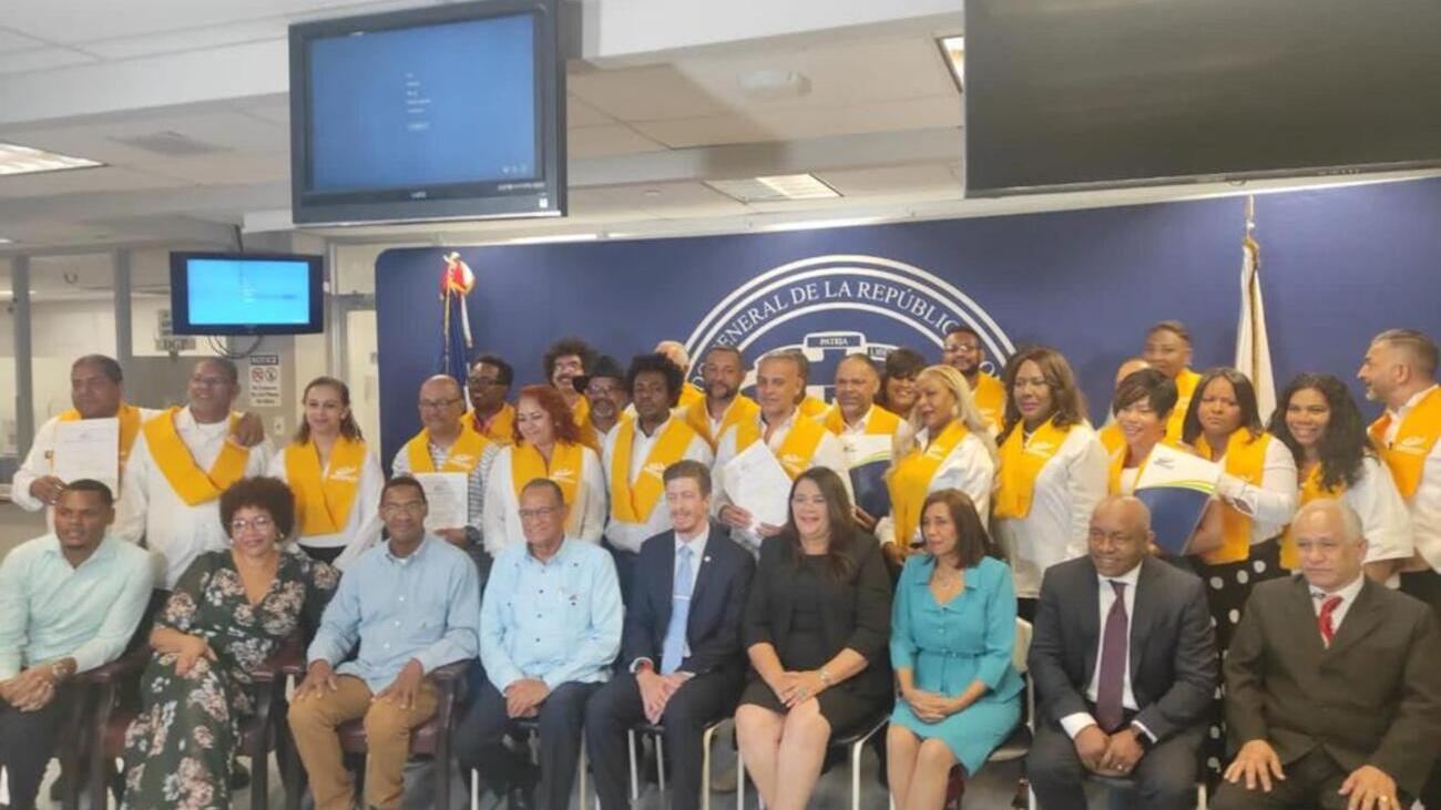 51 particiapntes recibieron certificados en el primer programa de valicación a dominicanos y dominicanas en el exterior (1) (1)