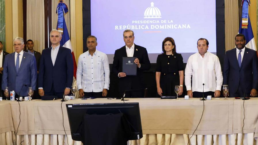 -firma-de-pacto-abinader-eddy-vittini00-focus-min0.01-0.2-896-504