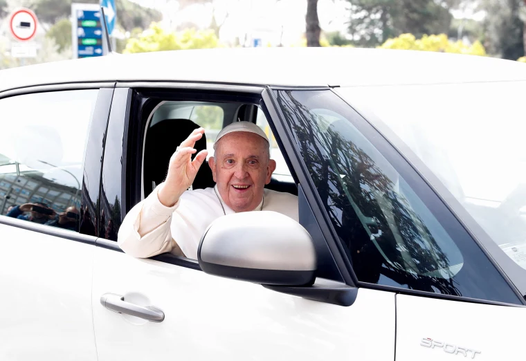 papa-francisco-deja-el-hospital-41e62a