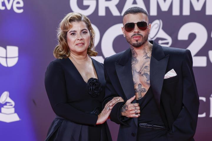rauw-alejandro-y-su-madre-en-los-latin-grammy