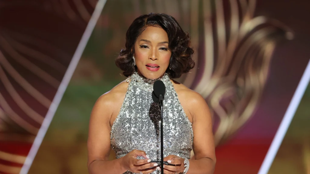 angela-bassett-recibiendo-su-premio-en-los-golden-globes-2023-9c13a6