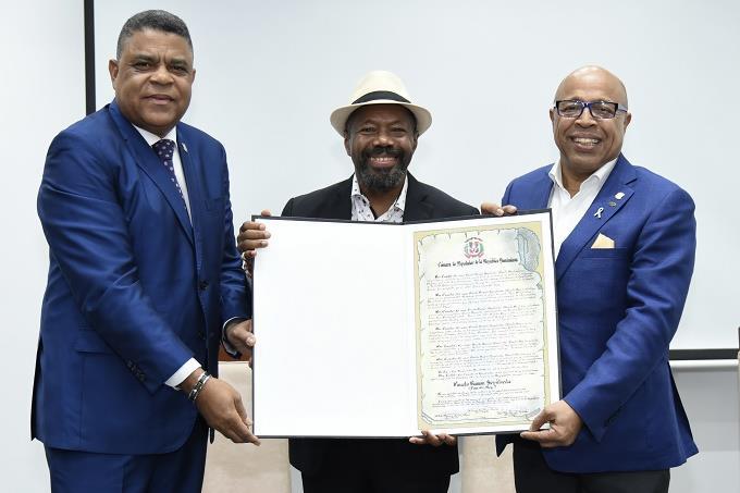 fausto-rey-recibe-reconocimiento-por-sus-aportes-en-favor-de-la-cultura-y-la-identidad-dominicana