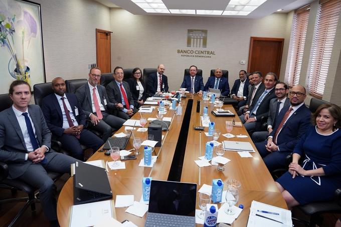 valdez-albizu-recibe-a-un-staff-visit-del-fmi-para-evaluar-el-desempeno-de-la-economia-dominicana