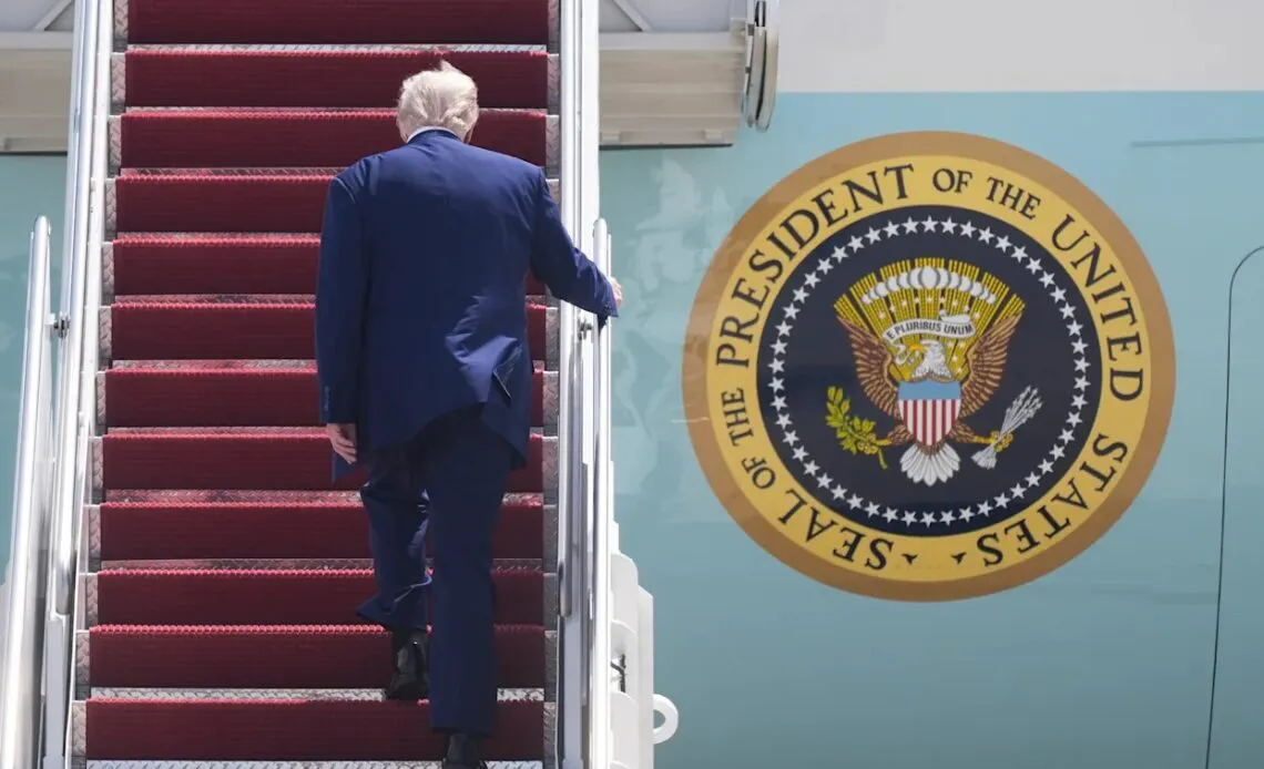 El-presidente-Donald-Trump-aborda-el-avion-presidencial-en-la-Base-Andrews-en-Maryland-1140x694