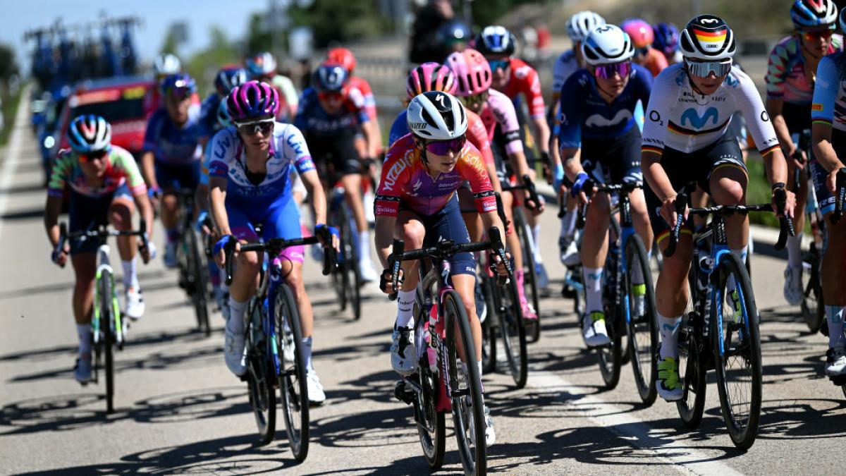 foto-de-archivo-de-una-competicion-ciclista-femenina
