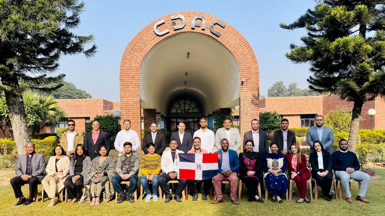 Grupo de profesionales dominicanos en la India - curso ciberseguridad