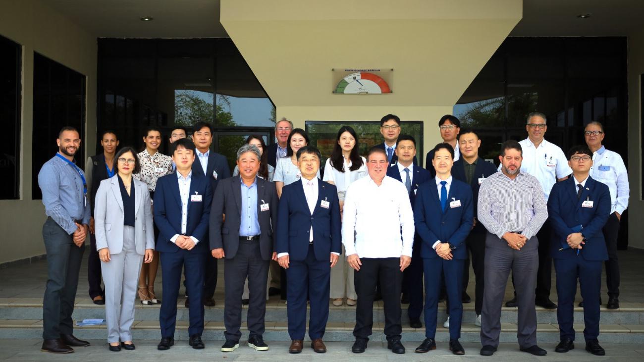 Héctor Porcella director generan del IDAC, junto a delegación de Korea Airports Corporation y personal técnico de la institución, durante recorrido complejo Aeronáutico Norge Botello, Punta Caucedo