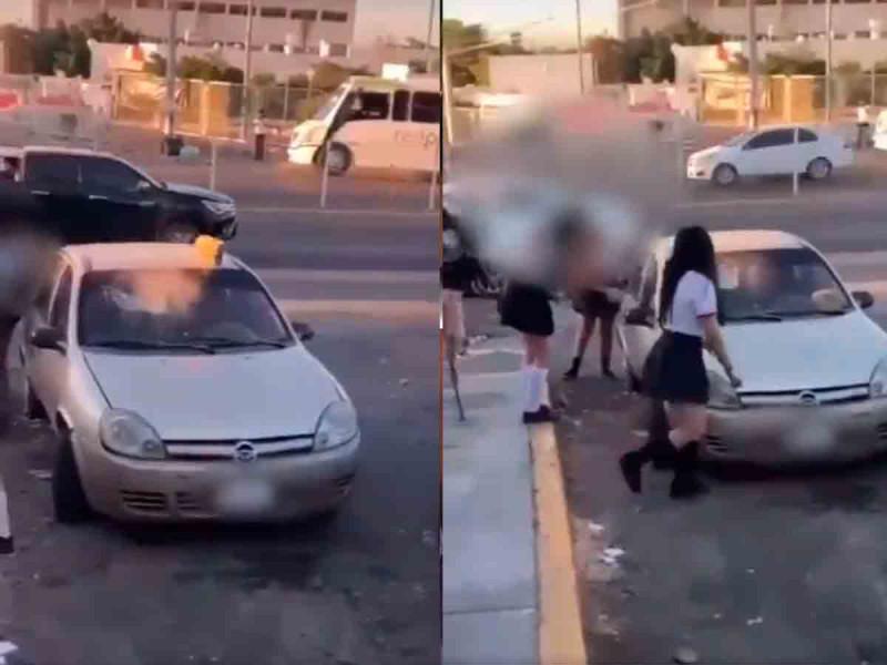 alumnas-apedrean-auto-de-hombre-que-se-hacia-tocamientos-mientras-las-observaba