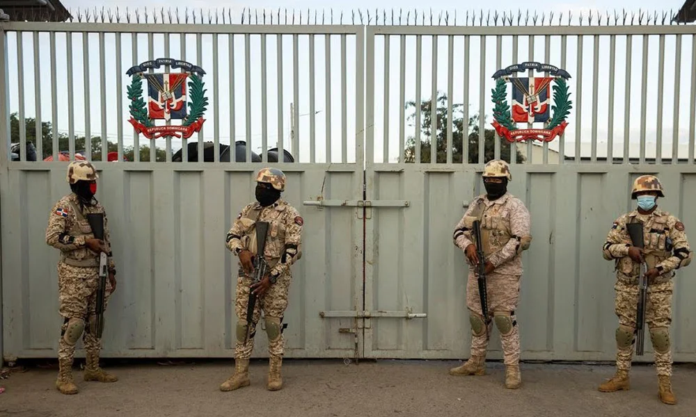 Militares-dominicanos-custodian-la-frontera-para-hacer-cumplir-medidas.jpg