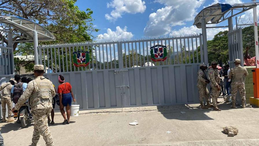 puerta-frontera-elias-pina-22032022-cesfront-53c51b3c-01689d3c-focus-0-0-896-504
