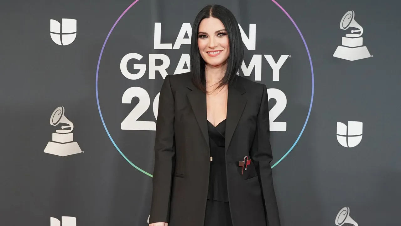laura pausini stivali givenchy