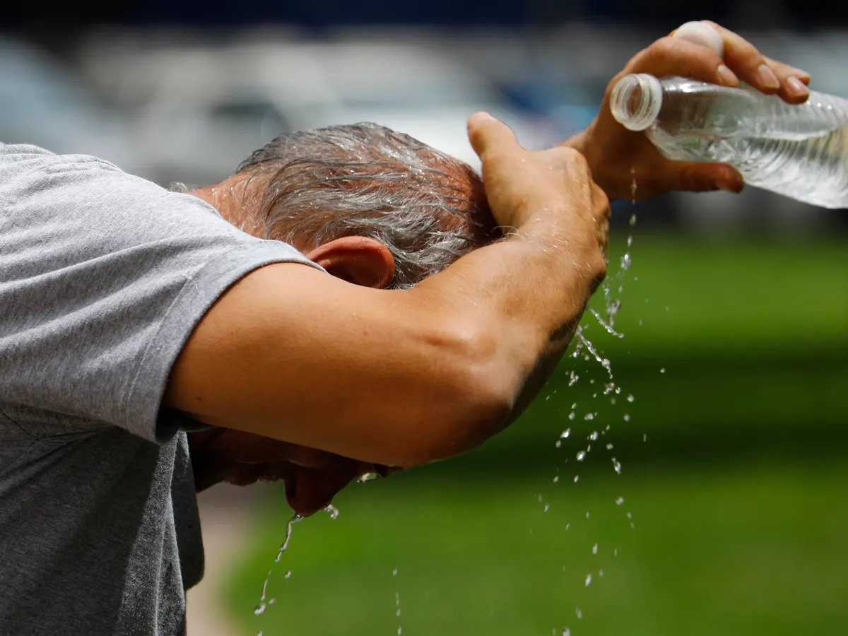 persona-refrescandose-calor_103
