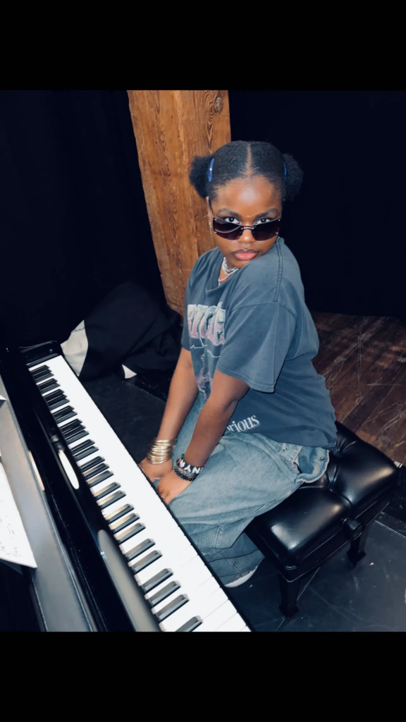 Hija-de-Madonna-tocando-piano--576x1024