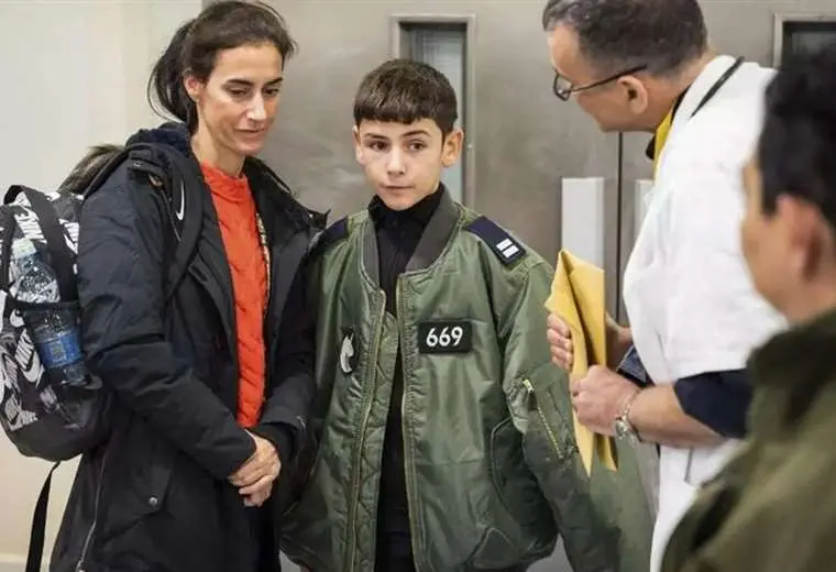 el-adolescente-franco-israel-eitan-yahalom-junto-a-su-madre--fo_13562689_760x520