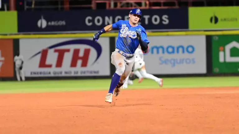 michael-helman-corre-para-conectar-un-triple-e1698018246187-768x432-1 (1)
