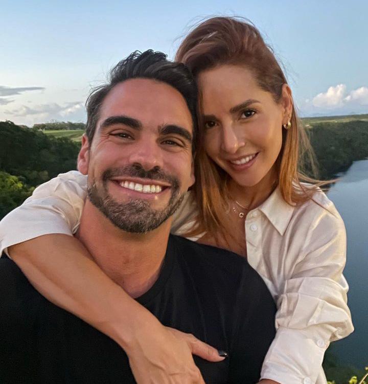 Carmen-Villalobos-y-novio