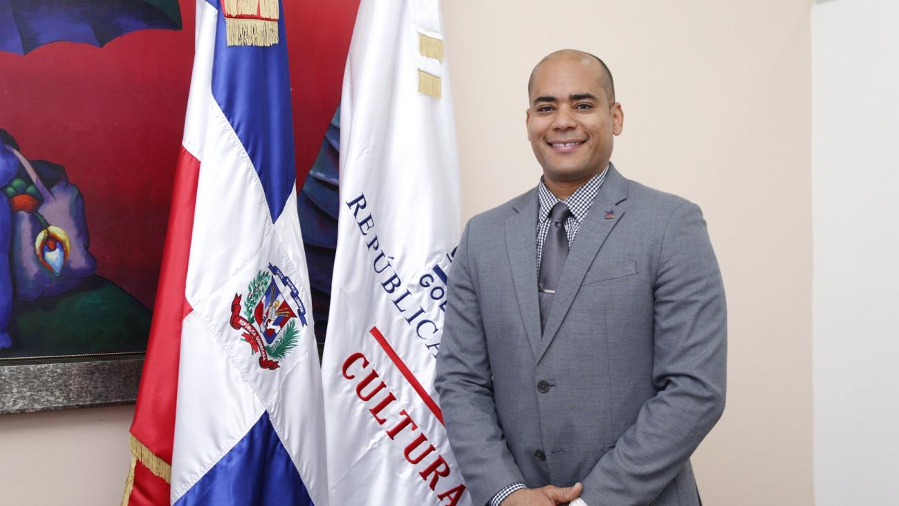La ministra de Cultura, Milagros Germán, designó al intelectual, catedrático y cuentista Rey Andújar como encargado de la oficina de New York de la Dirección de Cultura Dominicana en el Exterior