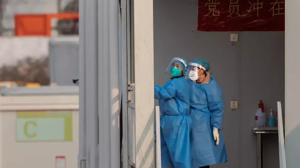 personal-sanitario-china-protegiendose-covid-19_97