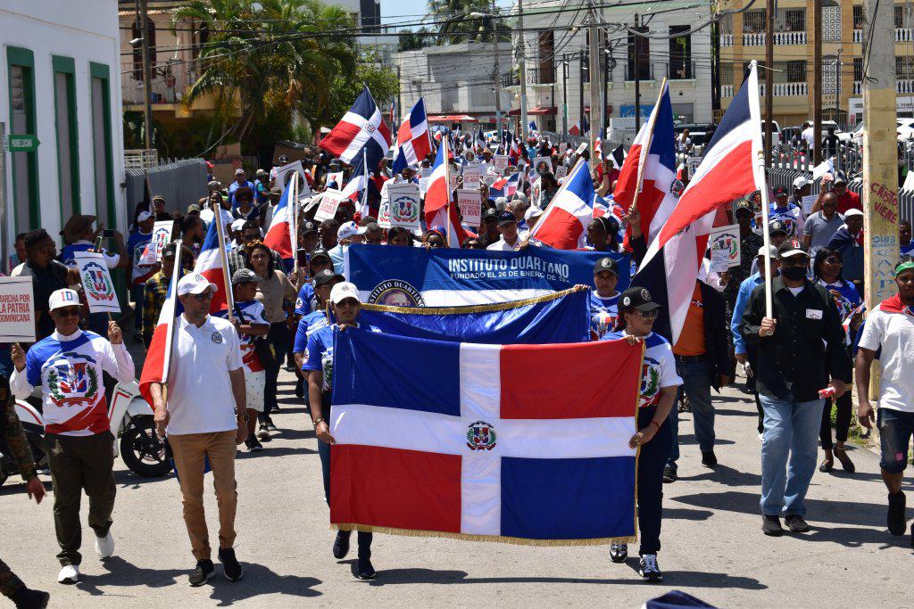foto-2-la-cuarta-edicion-de-la-marcha-patriotica-recorrio-las-via-de-san-pedro-de-macoris-1024x683