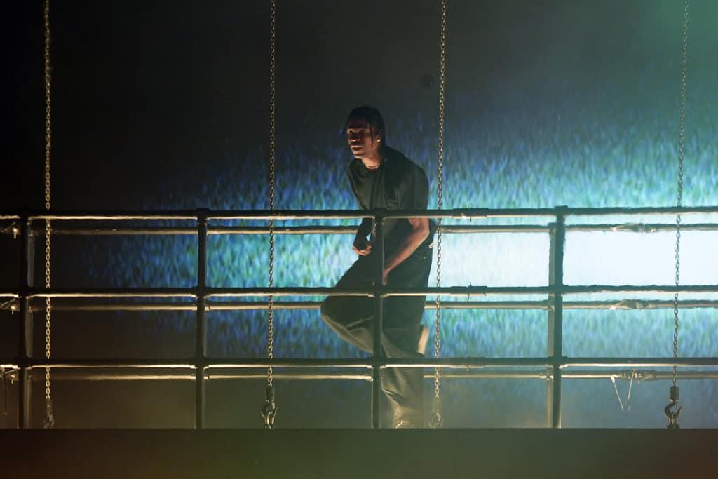 un-par-de-personas-de-pie-deeff6fa