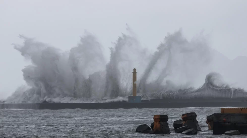 El-tifon-Haikui-toca-tierra-en-Taiwan-donde-hay-miles-de-evacuados