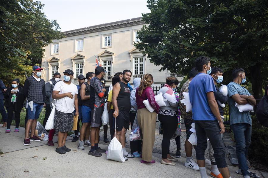 xcentenar-de-migrantes-a-la-residencia-de-Kamala-Harris-1.jpg.pagespeed.ic.p8NcR_6PVP