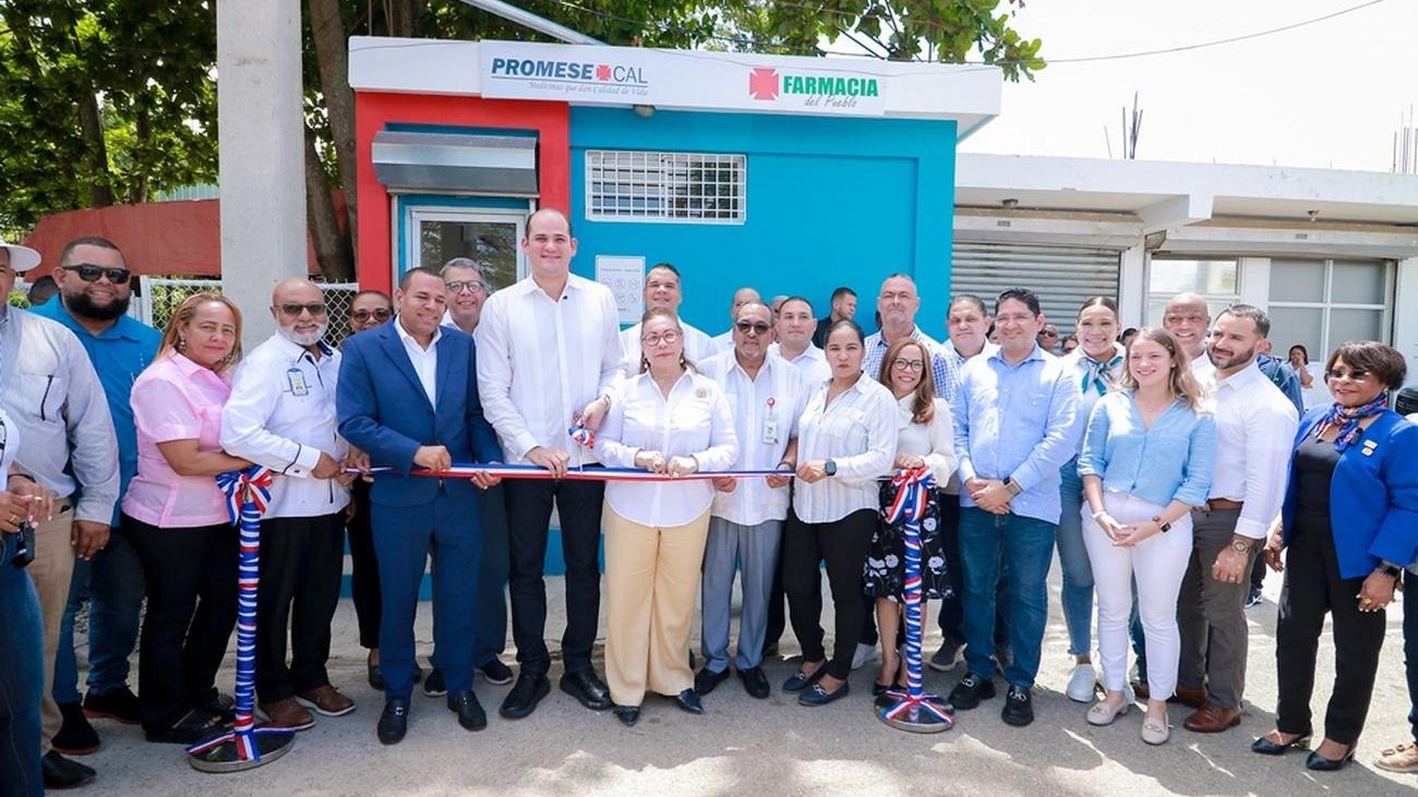 Corte de cinta Farmacias del Pueblo en Santiago (1)