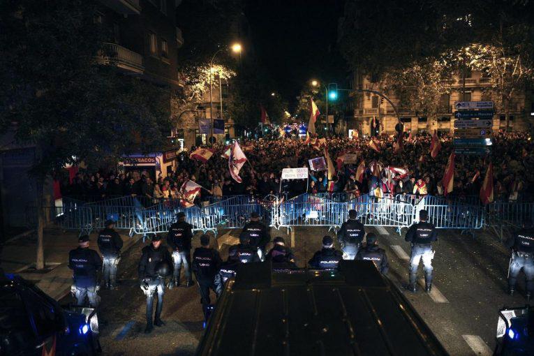 Sin-incidentes-en-la-decima-noche-de-protestas-ante-la-sede-del-PSOE-en-Madrid-765x510