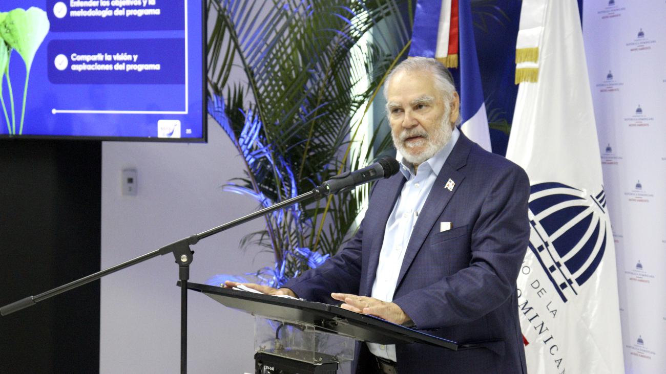 1. Miguel Ceara Hatton, ministro de medio ambiente.