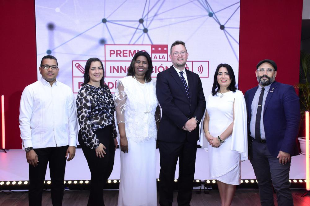 Directivos-de-INTEC-y-de-la-Embajada-de-Estados-Unidos-durante-el-Lanzamiento-del-Premio1-scaled
